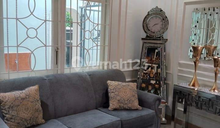 Rumah Cantik 2 Lantai Lokasi Strategis Dekat Gandaria City Mall - Jakarta Selatan