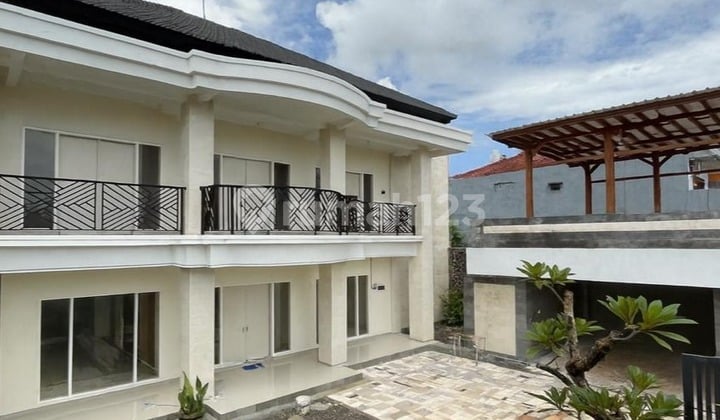 Modern 2-Storey Villa in South Denpasar - Strategic Location Near Renon Field & Teuku Umar