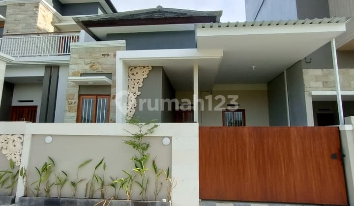 Hunian Eksklusif Berkonsep Minimalis Modern dengan Sentuhan Etnik Bali. Terletak Strategis Tepat di Pinggir Jalan Utama Bypass Ngurah Rai, Denpasar Timur