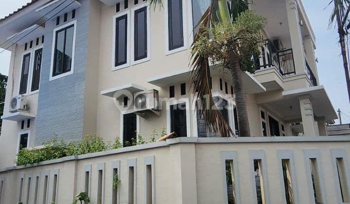 Rumah 2 Lantai dengan Furniture Modern Lokasi Strategis