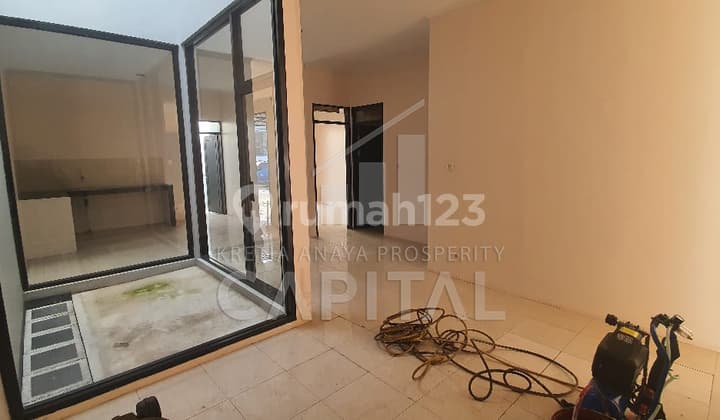 Minimalist House in Taman Kopo Indah 3, Bandung