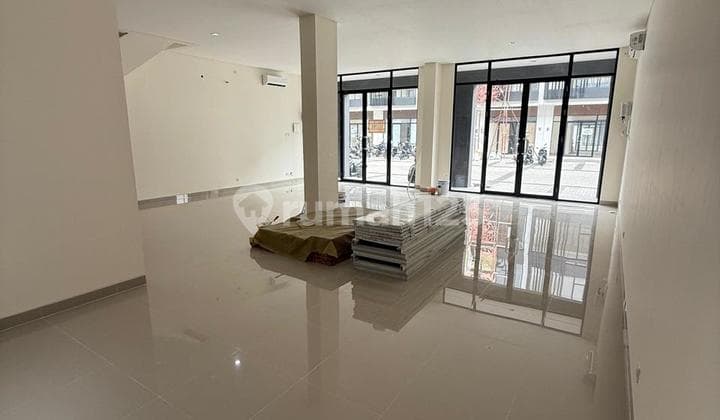 Ruko 3 Lantai Bagus Rapi di Hampton Avenue