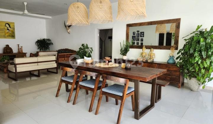 Villa Lengkap Strategis Nyaman Dekat Pantai Seminyak di Kerobokan