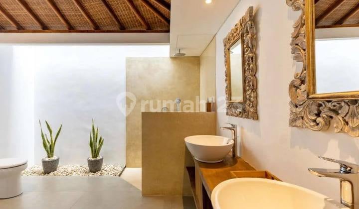 Villa Tepat Depan Finns Furnish Pool Strategis di Berawa, Canggu