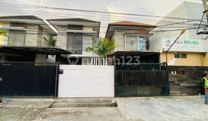 Rumah 2 Lantai Semi Furnished Depan Padel di Pura Demak Denpasar