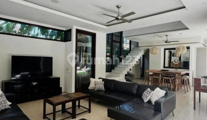 Villa Strategis With Pool Furnished Dekat Pantai di Seminyak