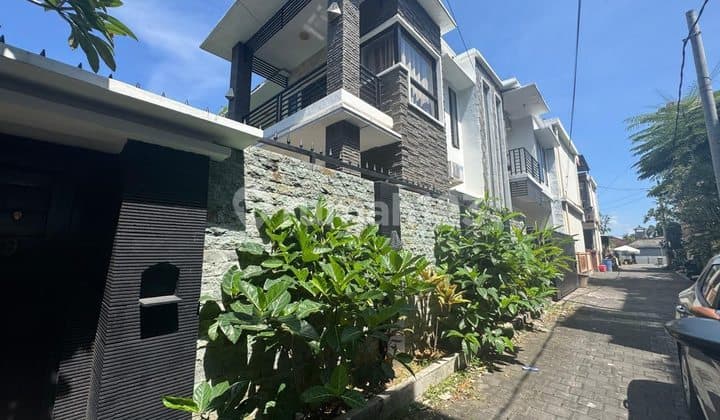 Rumah Model Villa Furnished With Pool 2 Tingkat Strategis Pemogan