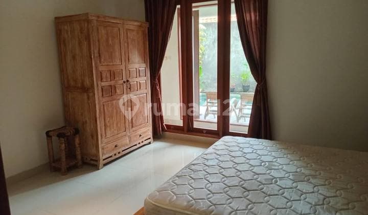Villa dengan Kolam Renang Lokasi Strategis Full Furnish di Sanur