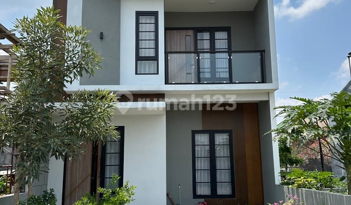 2 Lantai Lokasi Strategis Dekat Kota Batu