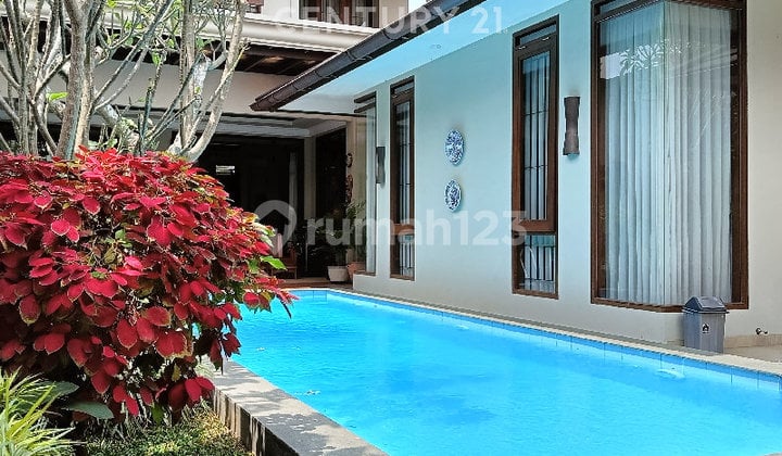 Rumah Lux Kolam Renang di Gegerkalong Bandung Kota