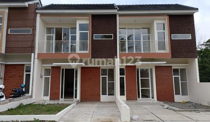 Bebas Banjir, Rumah, 2 Lantai, SHM, Dekat Pusat Perbelanjaan