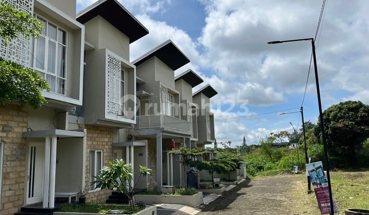 Bebas Banjir, Rumah, 2 Lantai, SHM, Dekat Tempat Wisata