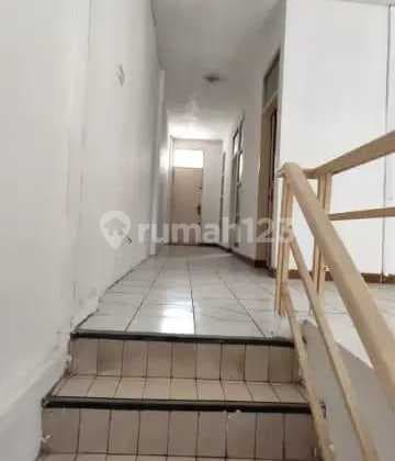 Ruko di Jalan Panjang, Kebon Jeruk, Jakarta Barat.