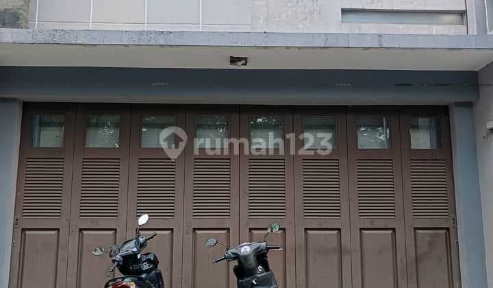 Disewakan Rumah 2 Lantai Pinggir Jalan - Cocok untuk Usaha di Harapan Indah