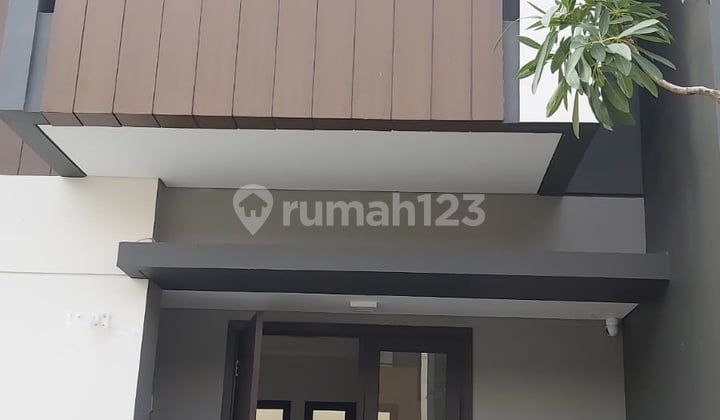Disewakan Rumah Summarecon Crown Gading - 2 Lantai, Lingkungan Eksklusif