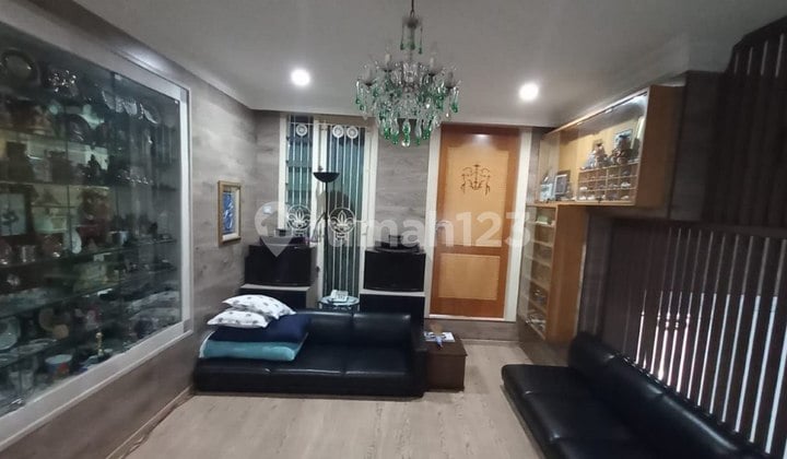 For Sale Luxury and Comfortable House in Menteng