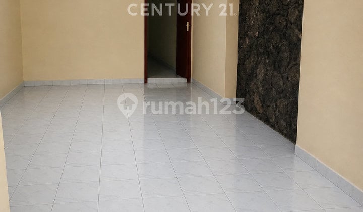 Large house, strategic location, close to public facilities in Tegal City