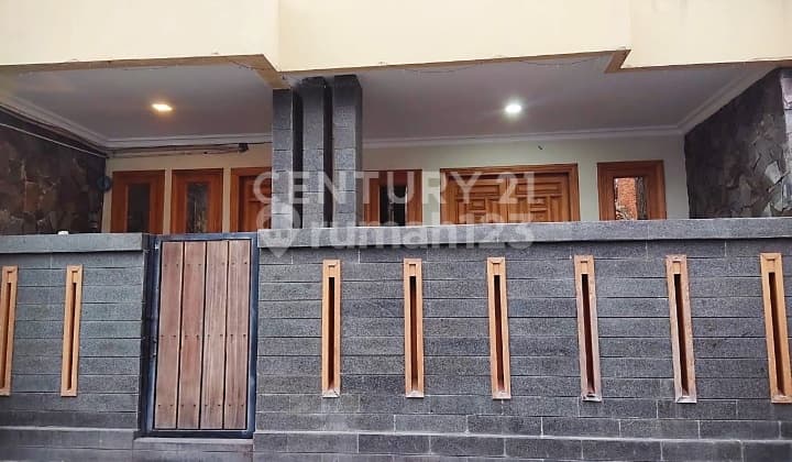 Rumah Dua Lantai Dekat Fasilitas Umum di Kota Tegal