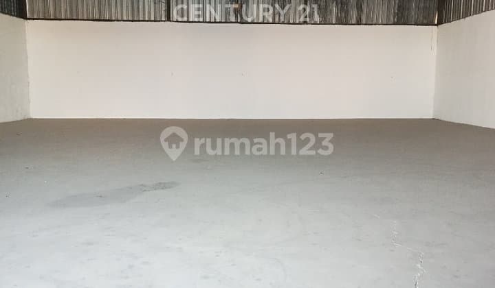 Strategic Warehouse Ready for Use with Large Vehicle Access in Tegal.