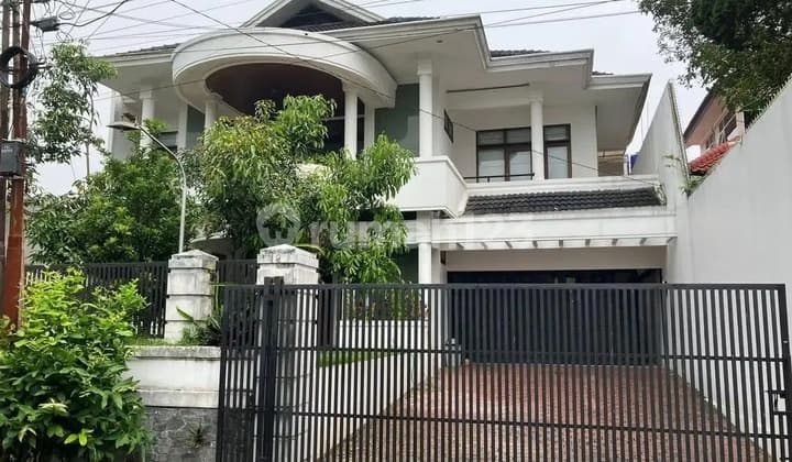 Rumah Mewah Komplek Setiabudi Selangkah Upi Taman Luas Siap Huni