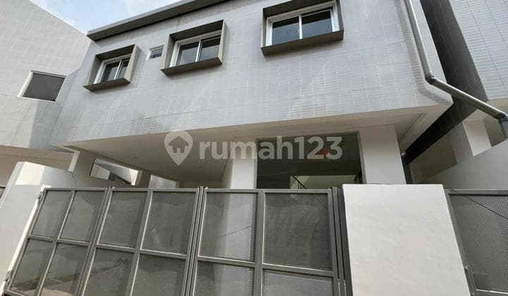 New House Modern Komp Cibabat Lokasi Strategis Row Jalan Besar