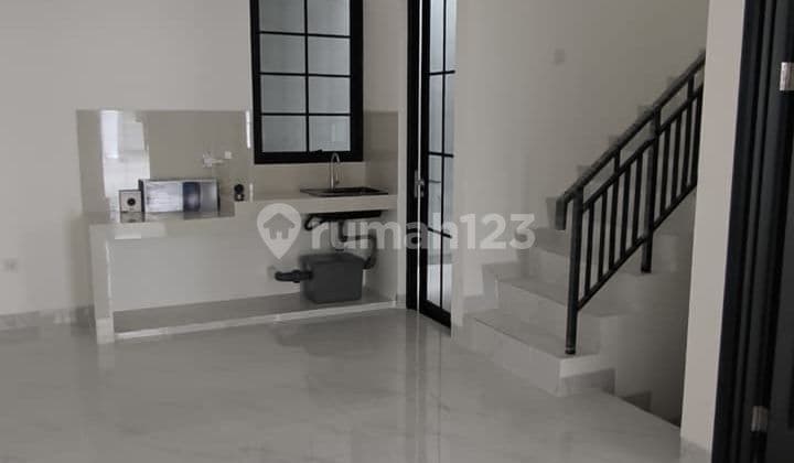 Disewakan Rumah Brand New Pik2 dengan Balkon