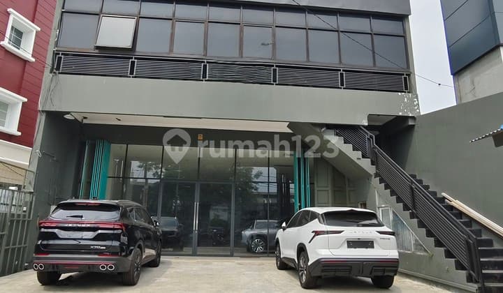 Disewakan Ruko 3 Lantai, Lokasi Strategis, Area Bisnis