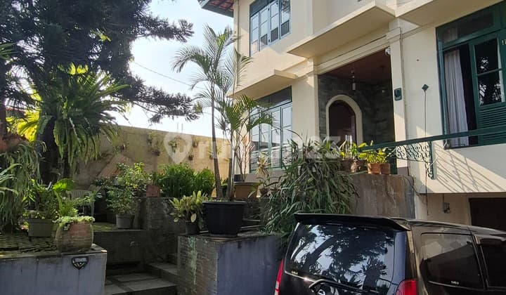 Rumah Vintage Berkarakter dengan Ruang Kontemporer & Ceiling Tinggi di Bogor Dekat Summarecon