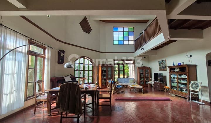 Rumah Vintage Berkarakter dengan Ruang Kontemporer & Ceiling Tinggi di Bogor Dekat Summarecon