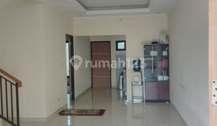 Rumah 2 Lantai Dijual di Pamoyanan Hijau