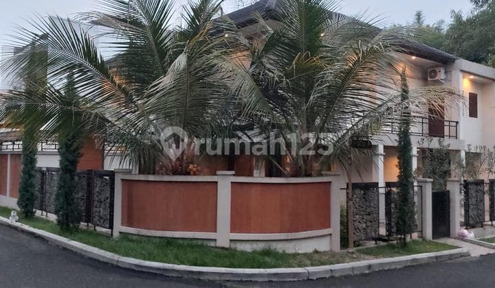 Two-Story Hook House Fully Furnished in Setraduta Complex Bandung