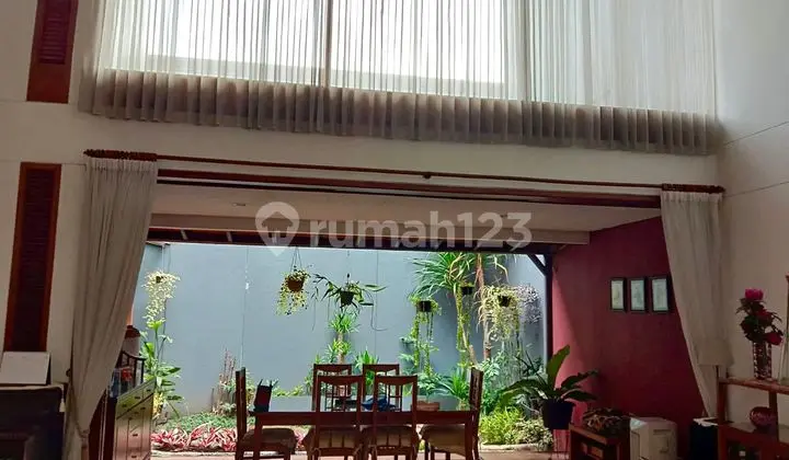 Rumah Sejuk Asri Desain Arsitek di Setraduta Nyaman untuk Hunian