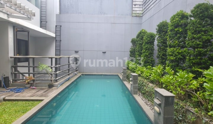 Rumah Semi Furnished Tiga Lantai dengan Kolam Renang di Setraduta