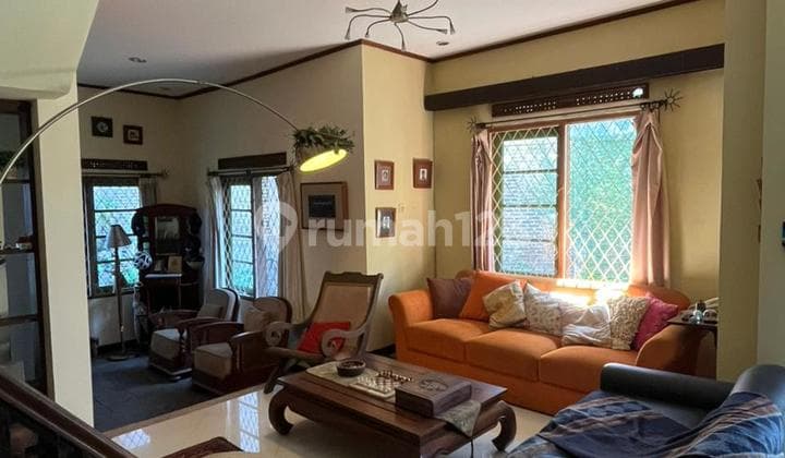 Rumah Bagus Terawat 2 Lantai di Cisitu Dekat Kampung Padi