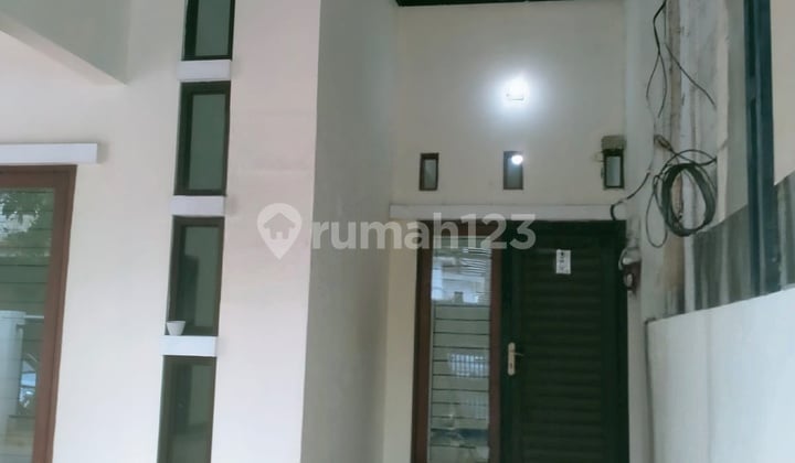 Disewakan Rumah 2 Lantai 5 Br Full Renov di Cluster Aralia, Harapan Indah