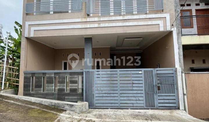 Rumah Cantik Komplek Cihanjuang Cibabat 3 Lantai Semi Furnished