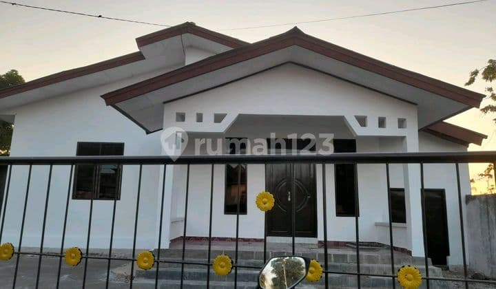 "House Available for Office Behind Sotis - Spacious Parking, Equipped with Indoor & Outdoor Warehouses!"