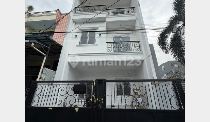 Rumah Baru Siap Huni Jakarta Barat Dijual Murah Tipe 4+1 KT, SHM