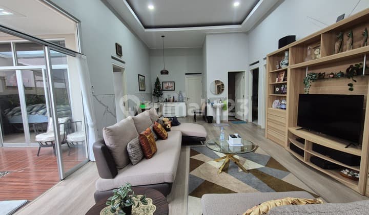 Rumah Besar di Lingkungan Asri Kota Baru Parahyangan, Bandung