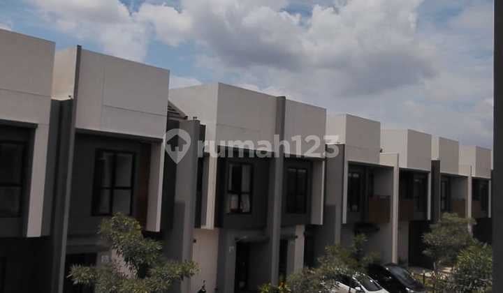 Disewakan Rumah Murah di Posisi Hook Sumarecon Crown Gading.bekasi