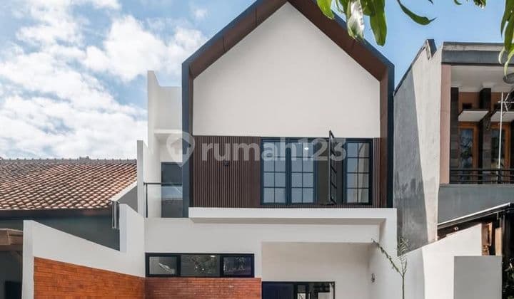 Rumah Luas Modern di Jl Samarinda Antapani Bandung