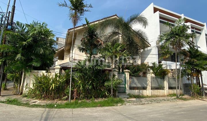 Rumah Lokasi Hook Hadap Timur Bangunan 2 Lantai, Petogogan Jaksel