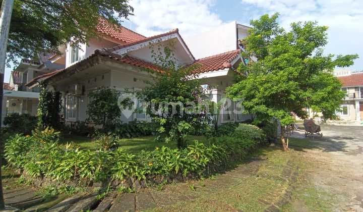 Rumah Hook 3 Kamar dengan Taman dan Gudang di Bintaro, Tangsel