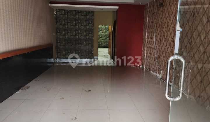 Ruko Hadap Timur Bangunan 3 Lantai Siap Pakai di Kebayoran Baru