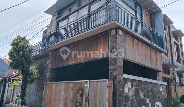 Di Jual Rumah 2 Lantai Berlokasi di Jalan Pulau Moyo Berada di Lingkungan Perumahan yang Nyaman dan Tenang
