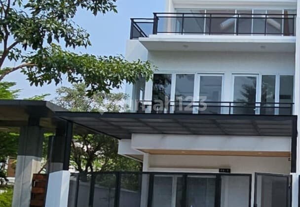 New 3-Story House Facing the Lake in Metland Puri Cipondoh