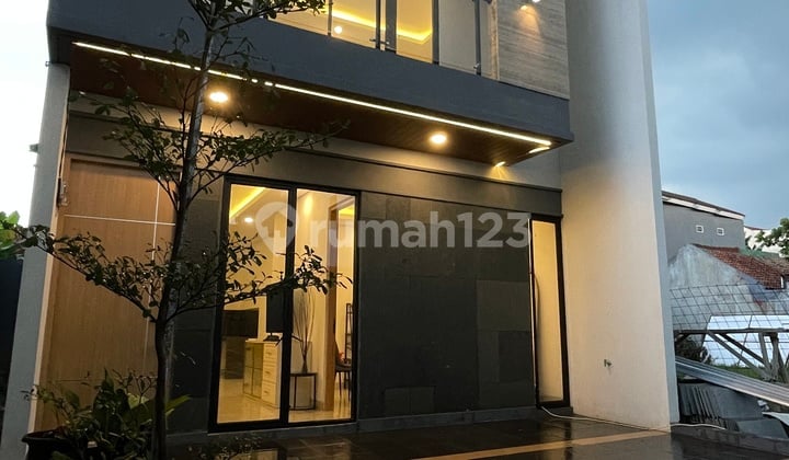 Rumah 2 Lantai Dekat Pintu Tol Sawangan Siap Huni