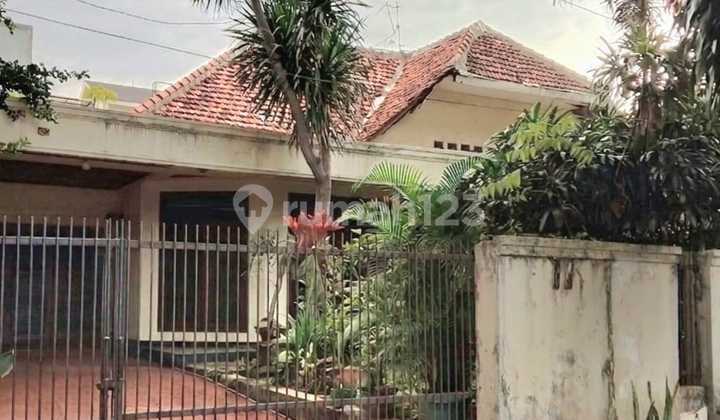 Strategic House in Pejompongan, Central Jakarta