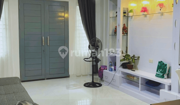 Rumah Bagus di Dalam Kompleksurya Mediterania Pancing