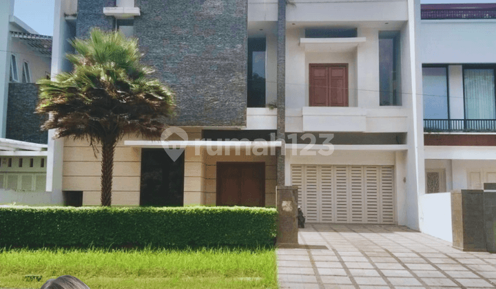 Villa Besar 2 Tingkat di Komplek Citra Garden Daerah Medan Baru